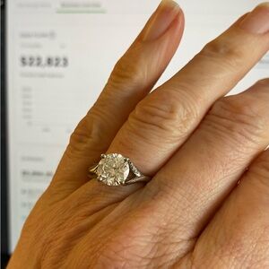 Platinum ring with 1.7 carat Lab-Grown Diamond with 6 accent diamonds. Size 5.5.